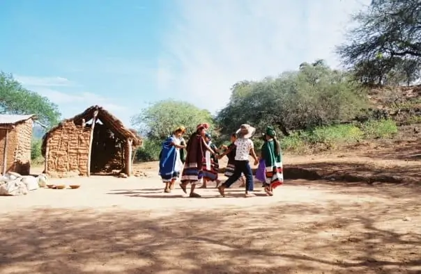 Niños guaraníes bailando en círculo