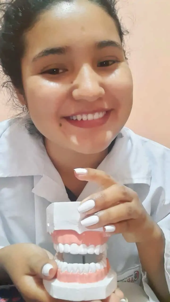 Lorena, becaria de la Fundación mostrando su molde dental casero